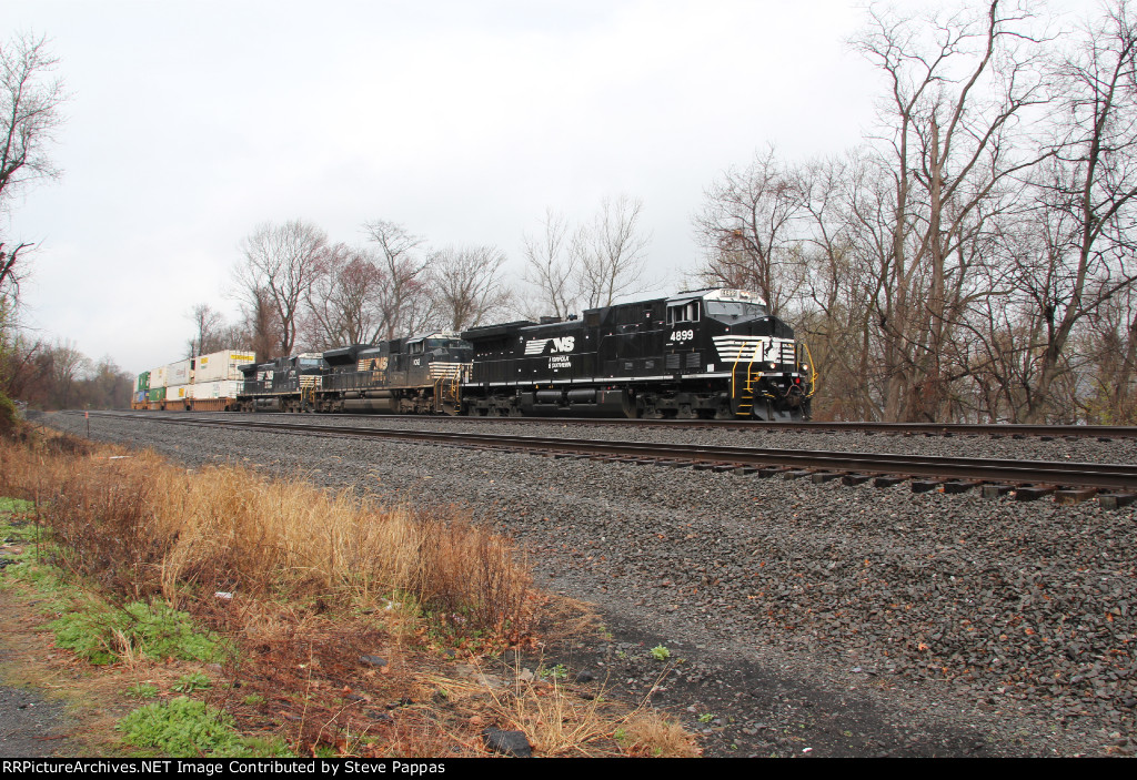 NS 4899 leads train 260 past Milepost 116